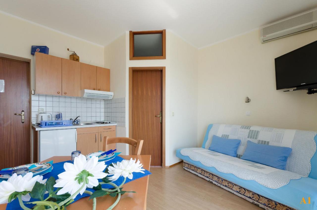 Apartments And Room Drazen Novi Vinodolski Kültér fotó